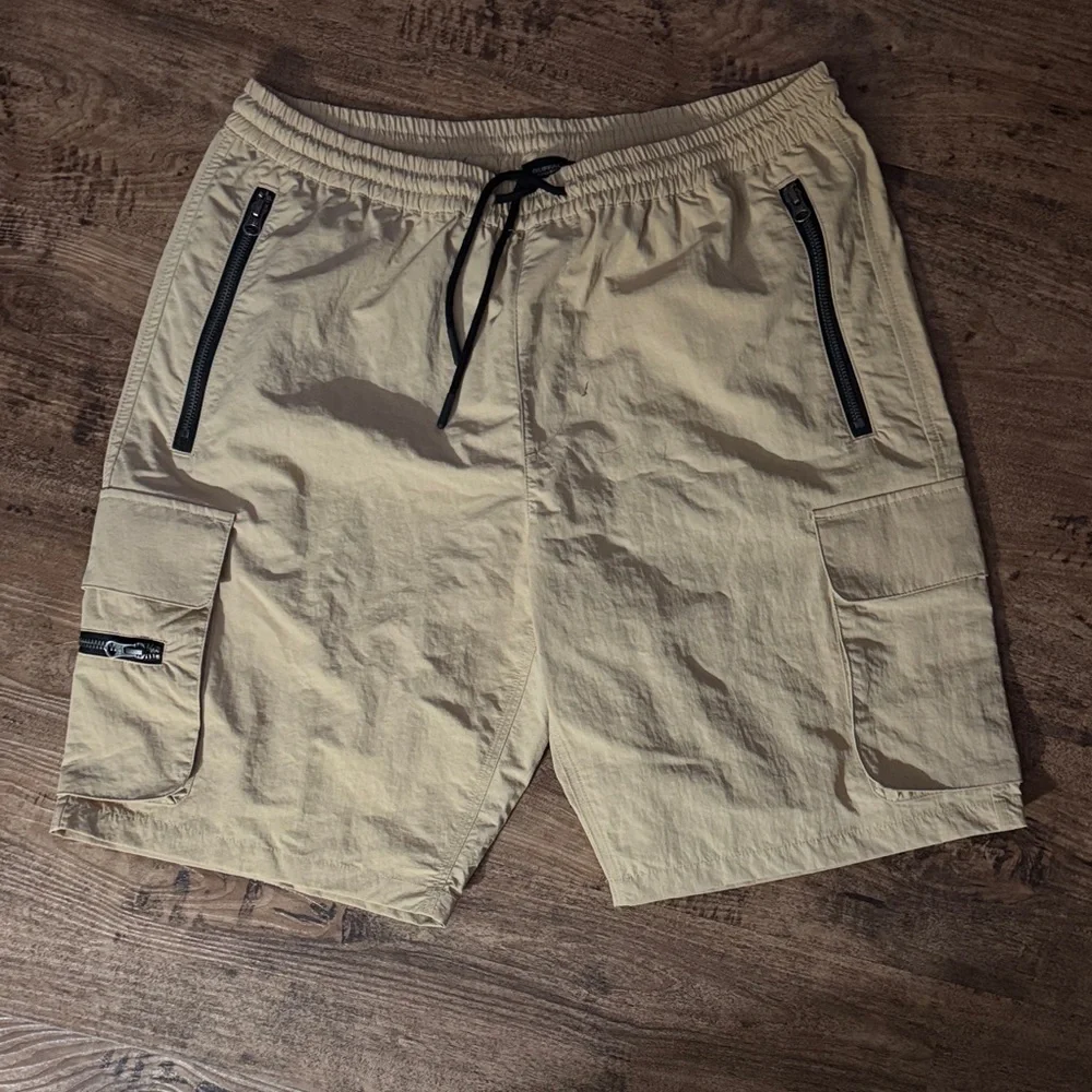 Men's Tan Cargo Shorts new with tags size large